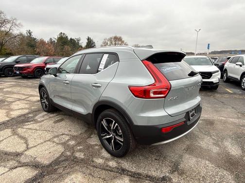 2025 Volvo XC40 B5 Core