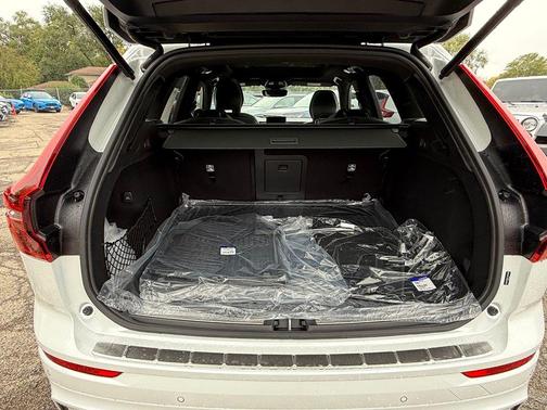 2026 Volvo XC60 B5 Ultra Black Edition