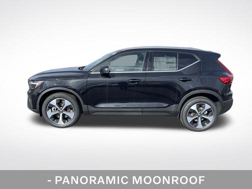 Onyx Black Metallic 2025 Volvo XC40 B5 Core Bright Theme