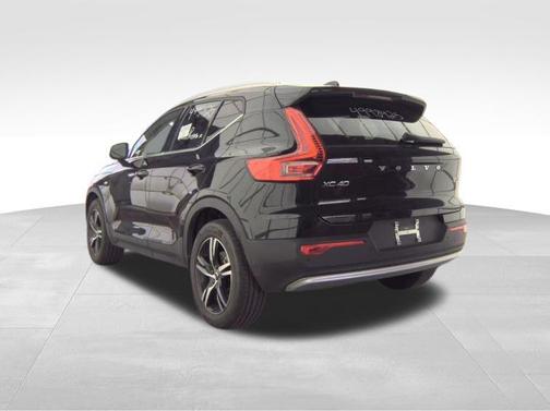 2025 Volvo XC40 B5 Core