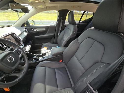 2025 Volvo XC40 B5 Core