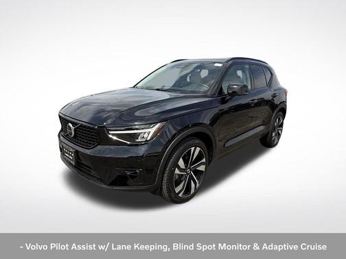 Onyx Black Metallic 2023 Volvo XC40 B5 Plus Dark Theme