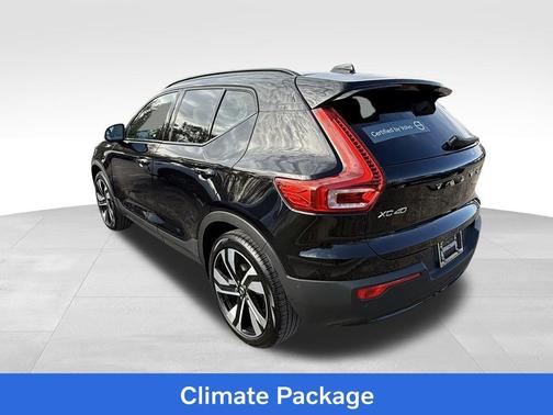 2024 Volvo XC40 B5 Plus Dark Theme