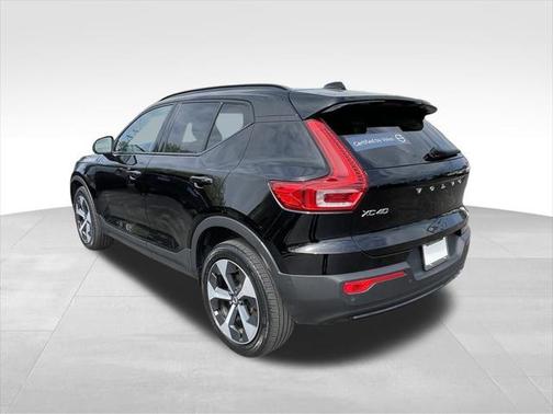 2023 Volvo XC40 B5 Plus Dark Theme