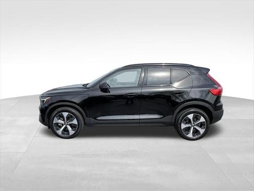 2023 Volvo XC40 B5 Plus Dark Theme