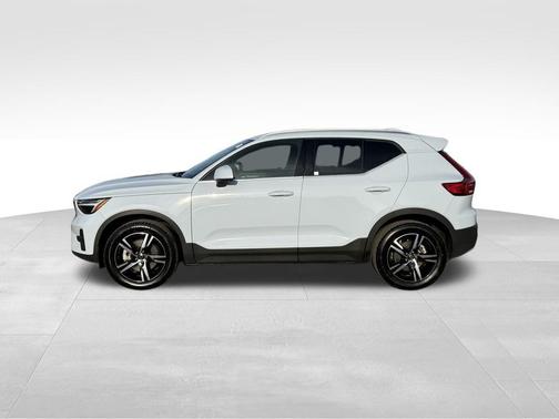 2025 Volvo XC40 B5 Core