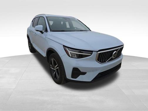 2025 Volvo XC40 B5 Core