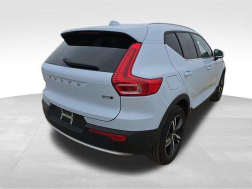 2025 Volvo XC40 B5 Core