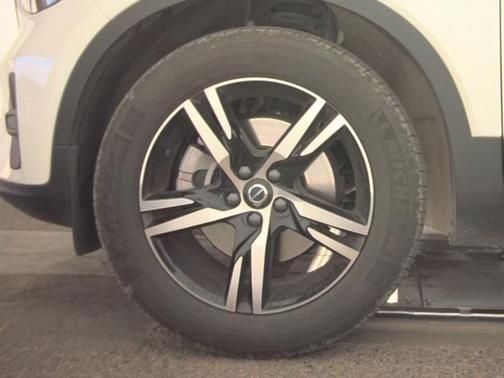 2025 Volvo XC40 B5 Core