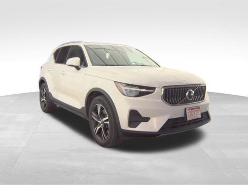 2025 Volvo XC40 B5 Core