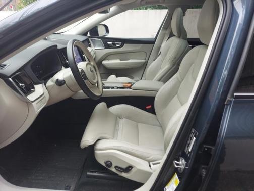 2023 Volvo XC60 B6 Ultimate Dark Theme