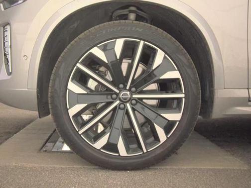 2025 Volvo XC90 B5 Plus
