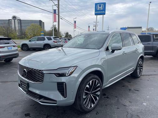 2025 Volvo XC90 Plug-In Hybrid T8 Plus
