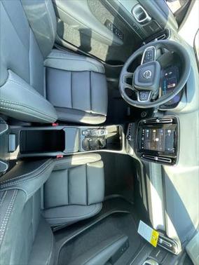 2025 Volvo XC40 B5 Ultra Bright Theme