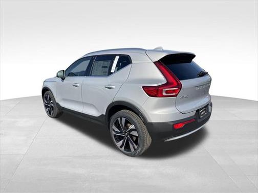 2025 Volvo XC40 B5 Ultra Bright Theme
