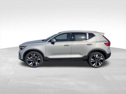 2025 Volvo XC40 B5 Ultra Bright Theme