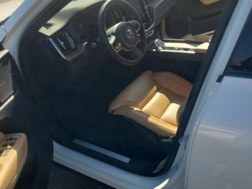 2023 Volvo XC60 B5 Ultimate Dark Theme