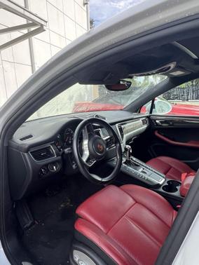 2018 Porsche Macan Turbo w/Performance Package