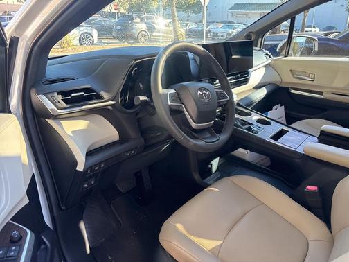 2024 Toyota Sienna XLE