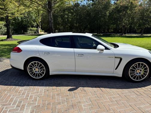 2015 Porsche Panamera 4