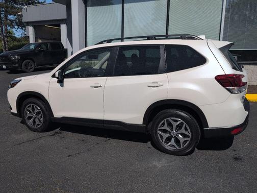 Crystal White Pearl 2023 Subaru Forester Premium
