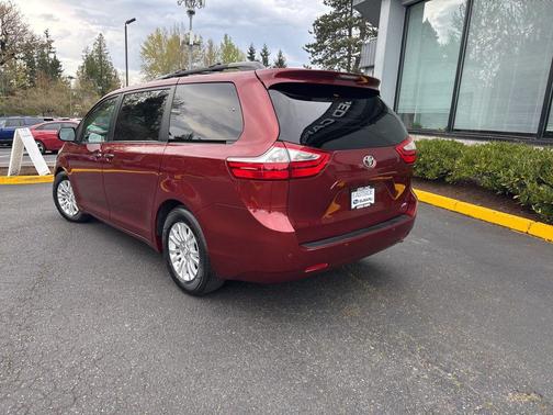 2017 Toyota Sienna XLE
