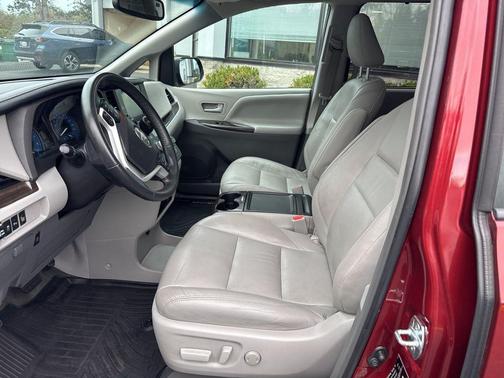 2017 Toyota Sienna XLE