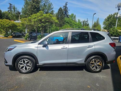 Ice Silver Metallic 2023 Subaru Forester Premium