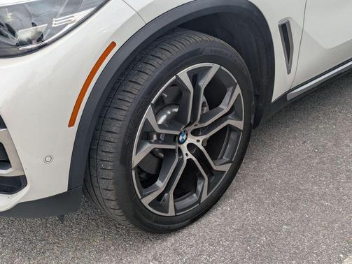 Mineral White Metallic 2023 BMW X5 xDrive40i