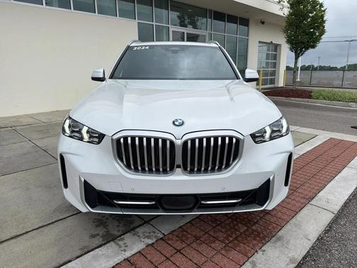 Mineral White Metallic 2024 BMW X5 sDrive40i