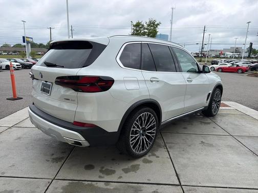 Mineral White Metallic 2024 BMW X5 sDrive40i