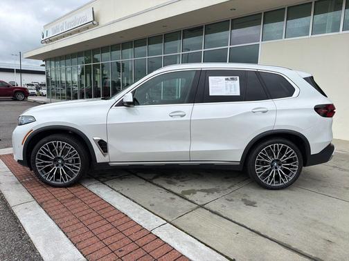 Mineral White Metallic 2024 BMW X5 sDrive40i