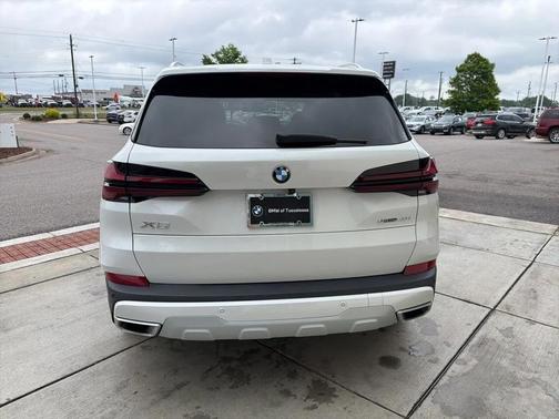 Mineral White Metallic 2024 BMW X5 sDrive40i
