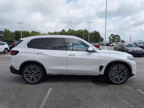 Mineral White Metallic 2024 BMW X5 sDrive40i