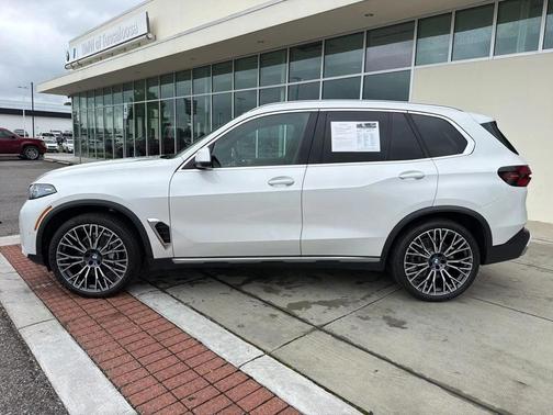 Mineral White Metallic 2024 BMW X5 sDrive40i