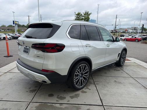 Mineral White Metallic 2024 BMW X5 sDrive40i