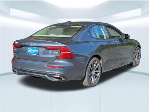 2022 Volvo S60 T5 Momentum