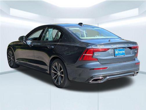 2022 Volvo S60 T5 Momentum