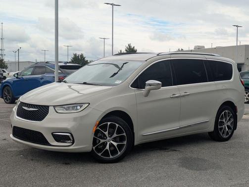 Luxury White Pearlcoat 2021 Chrysler Pacifica Limited