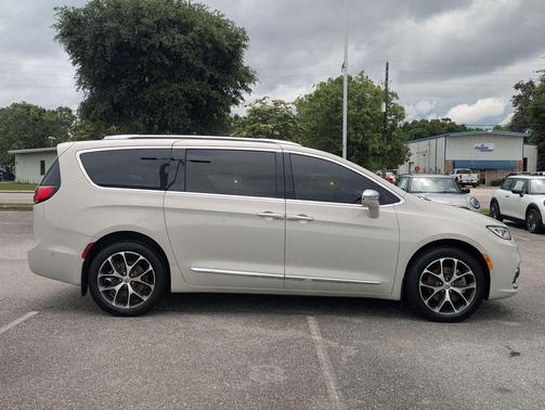 Luxury White Pearlcoat 2021 Chrysler Pacifica Limited