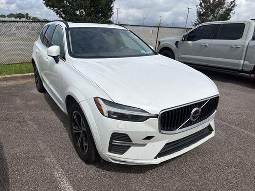 Crystal White Metallic 2022 Volvo XC60 B5 Momentum