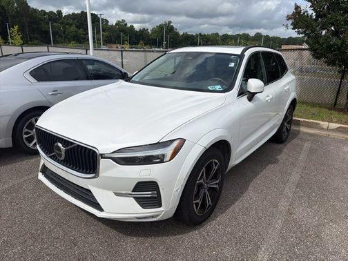 Crystal White Metallic 2022 Volvo XC60 B5 Momentum
