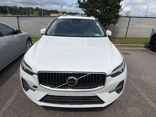 Crystal White Metallic 2022 Volvo XC60 B5 Momentum