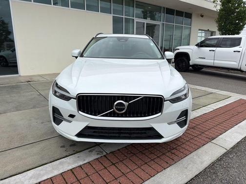 Crystal White Metallic 2022 Volvo XC60 B5 Momentum