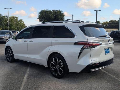 Wind Chill Pearl 2025 Toyota Sienna Platinum