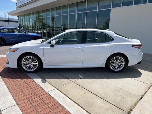 Super White 2019 Toyota Camry XLE