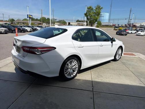 Super White 2019 Toyota Camry XLE