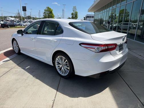 Super White 2019 Toyota Camry XLE