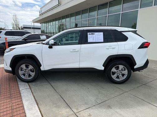 Ice Cap 2024 Toyota RAV4 XLE