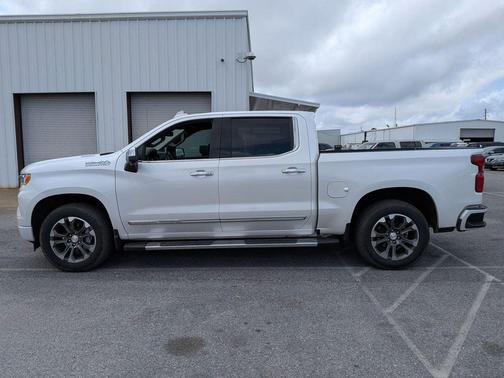 Iridescent Pearl Tricoat 2024 Chevrolet Silverado 1500 High Country